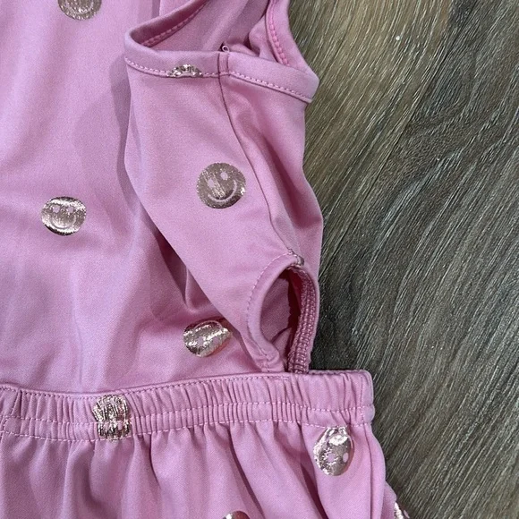 Body glove romper smiley face pink with gold smiles. Size 7
Sleeveless - Picture 5 of 12